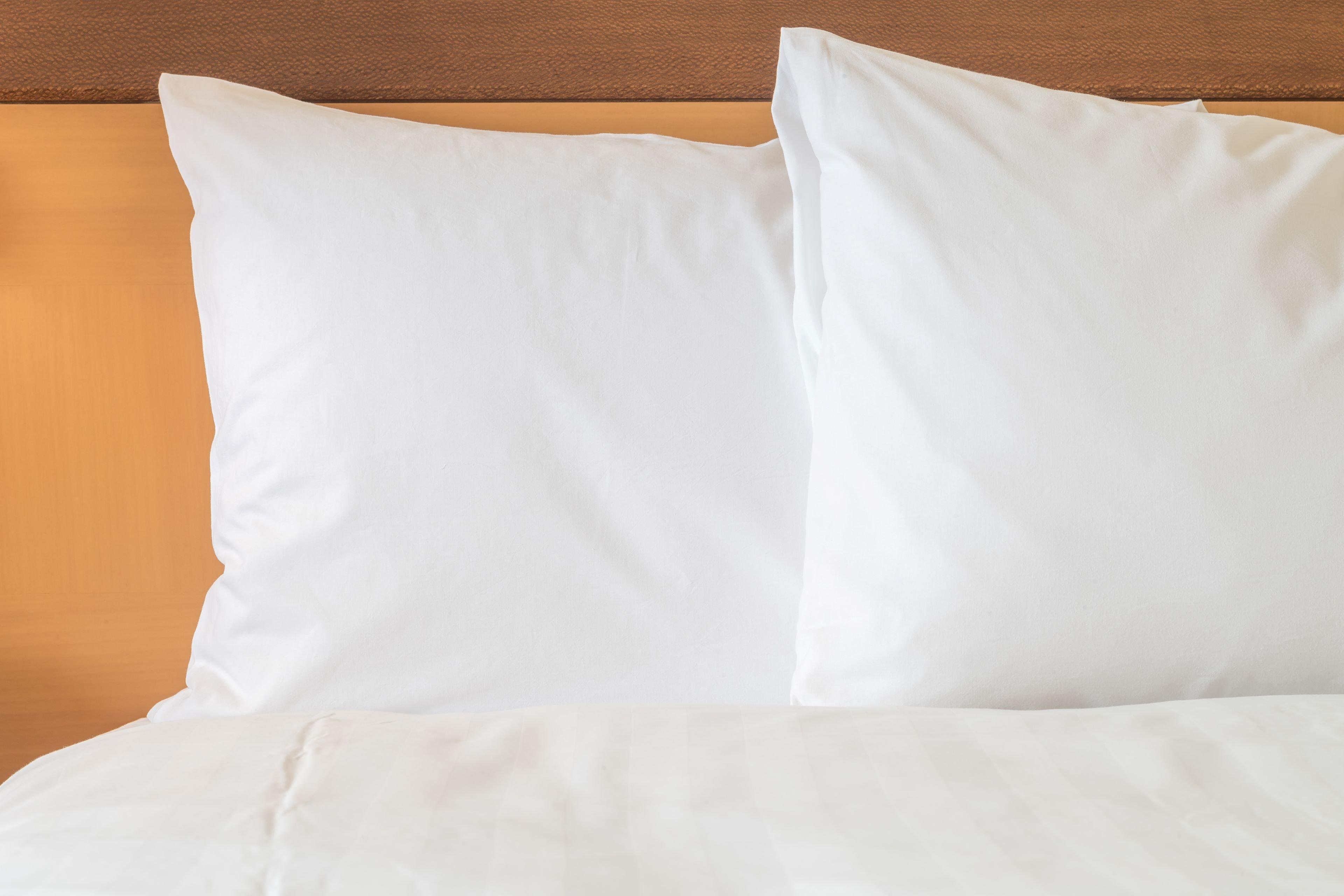 Готель Intercontinental Yokohama Grand By Ihg Екстер'єр фото Two pillows on a bed