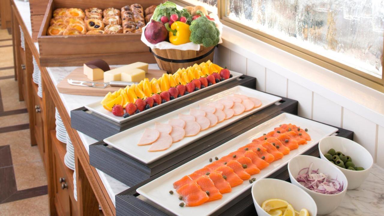 Готель Intercontinental Yokohama Grand By Ihg Екстер'єр фото A buffet with cold cuts